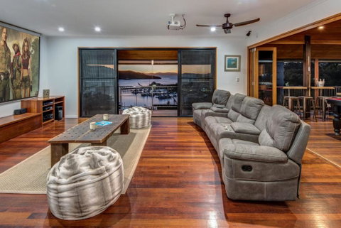 Uisce Luxury Holiday House With Jacuzzi Pool Table Cinema Premium Foxtel & Two Buggies - Accommodation Melbourne 6