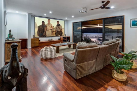 Uisce Luxury Holiday House With Jacuzzi Pool Table Cinema Premium Foxtel & Two Buggies - Accommodation Melbourne 3