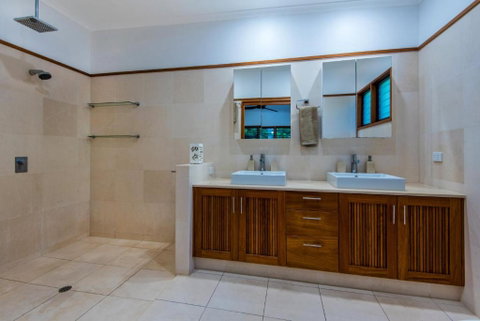 Uisce Luxury Holiday House With Jacuzzi Pool Table Cinema Premium Foxtel & Two Buggies - Accommodation Melbourne 1