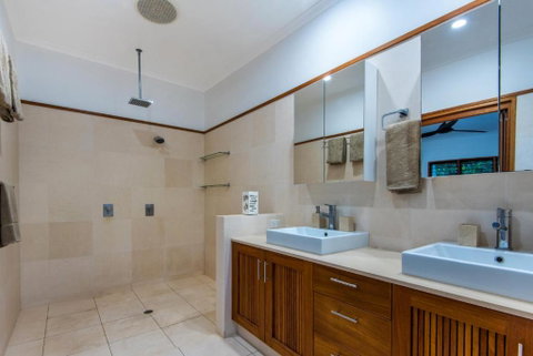 Uisce Luxury Holiday House With Jacuzzi Pool Table Cinema Premium Foxtel & Two Buggies - Accommodation Melbourne 5