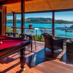 Uisce Luxury Holiday House With Jacuzzi Pool Table Cinema Premium Foxtel & Two Buggies - Accommodation Melbourne 0