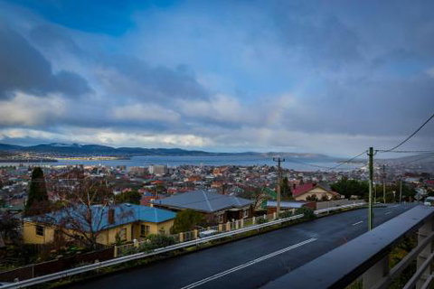 Lofty Views City Stunner! - Accommodation Melbourne 6