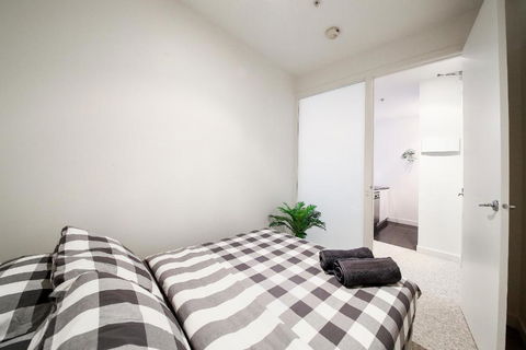 A Spacious & Central 2BR Apt Near Flinders Station - Accommodation Melbourne 1