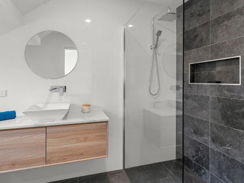 Waikiki Views - Accommodation Melbourne 5