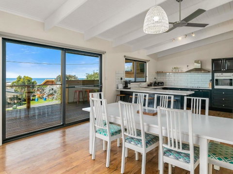 Waikiki Views - Accommodation Melbourne 3