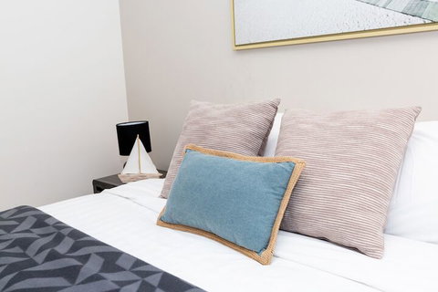 Enjoy Penthouse Living In The CBD - Accommodation Melbourne 1