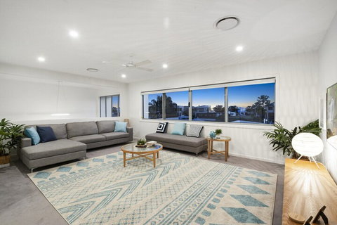 Luxury Canal Front Holiday House Raptor Pde Banksia Beach - Accommodation Melbourne 6