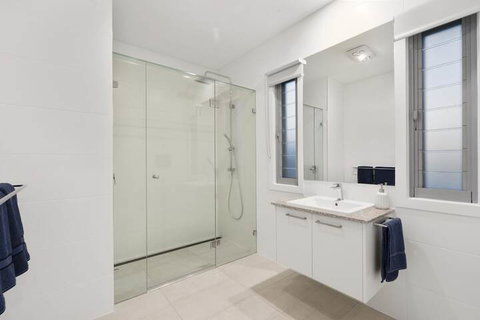 Luxury Canal Front Holiday House Raptor Pde Banksia Beach - Accommodation Melbourne 4