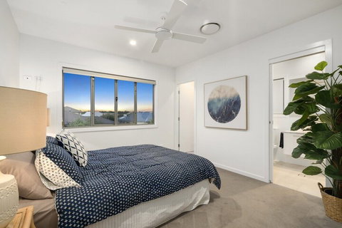 Luxury Canal Front Holiday House Raptor Pde Banksia Beach - Accommodation Melbourne 3