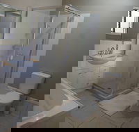 Queen Room With Airport Transfers Or Car Rental - Accommodation Melbourne