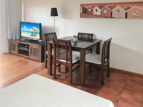 Home Near Shops & Beach - Accommodation Melbourne 3