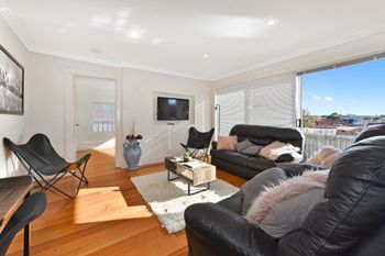 Spacious & Bright 4 Bedroom Home - Accommodation Melbourne 0