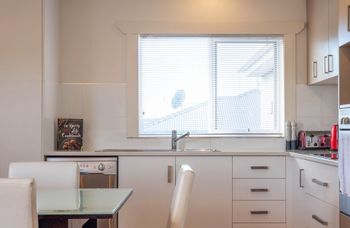 Spacious & Bright 4 Bedroom Home - Accommodation Melbourne 2