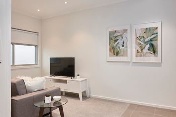 Open & Flowy 1 Bedroom Apartment In Chadstone - Accommodation Melbourne 3