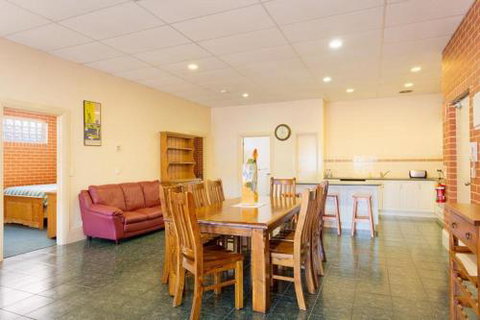 Holiday On Mostyn - Accommodation Melbourne 0