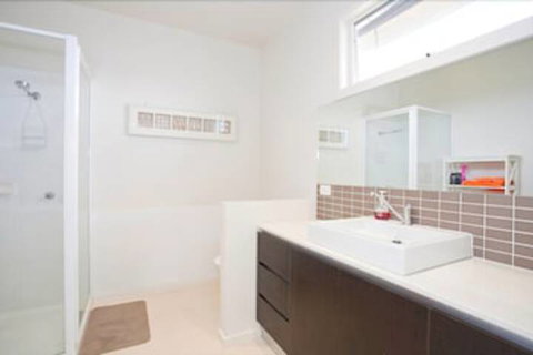 Four Kings Apartments - Accommodation Melbourne 3