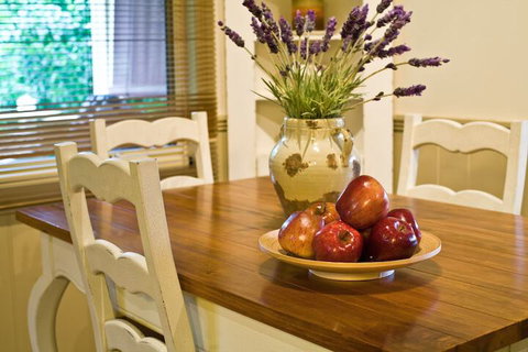 Autumn Abode Cottages Two - Accommodation Melbourne 4