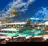 Oasis Pool Bar - Accommodation Melbourne