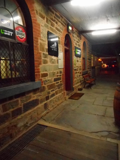 Commercial Hotel - Melbourne 4u 1