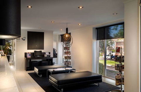 Best Western Plus Travel Inn Hotel - Accommodation Melbourne 2