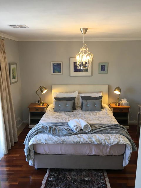 Finches Canberra - Accommodation Melbourne 0
