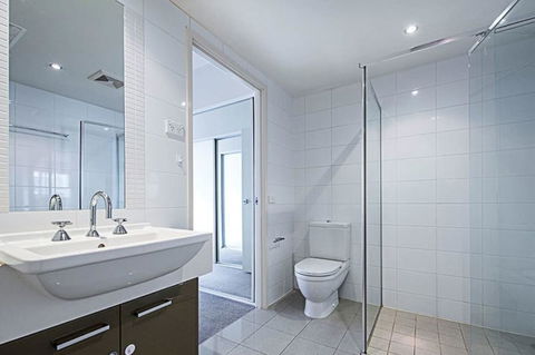 Spacious 1BR Stylish New Acton Apartment +Parking - Melbourne 4u 9