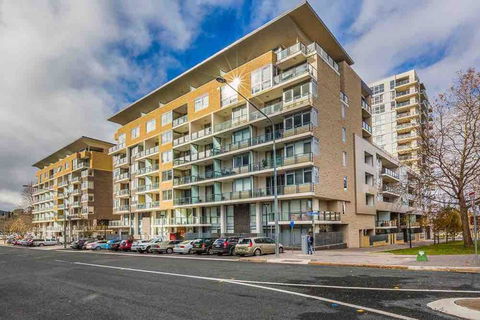 Spacious 1BR Stylish New Acton Apartment +Parking - Melbourne 4u 13