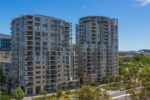 Spacious 1BR Stylish New Acton Apartment +Parking - Melbourne 4u 12