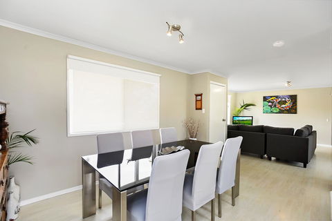Ainslie Roberts Drive Retreat - Accommodation Melbourne 1