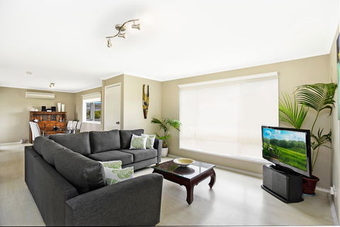 Ainslie Roberts Drive Retreat - Accommodation Melbourne 0