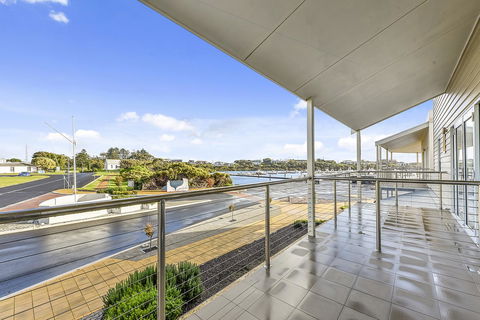 Aloha Waterfront Properties - Accommodation Melbourne 23