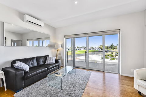 Aloha Waterfront Properties - Accommodation Melbourne 26