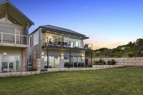 Aloha Waterfront Properties - Accommodation Melbourne 2