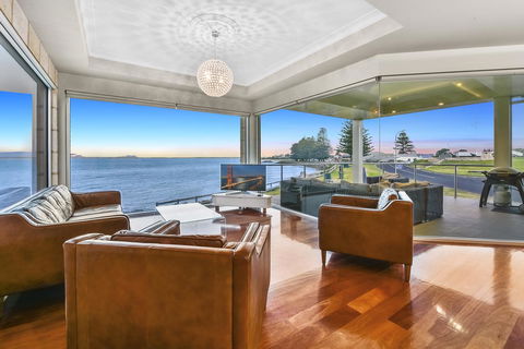 Aloha Waterfront Properties - Accommodation Melbourne 4