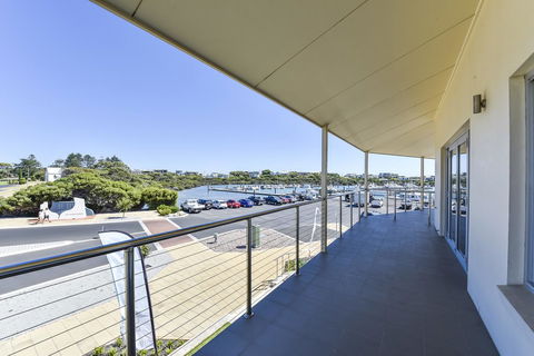 Aloha Waterfront Properties - Accommodation Melbourne 10