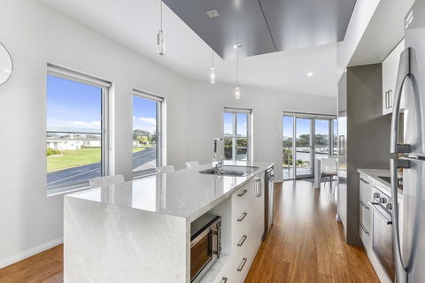 Aloha Waterfront Properties - Accommodation Melbourne 15