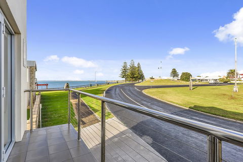 Aloha Waterfront Properties - Accommodation Melbourne 14