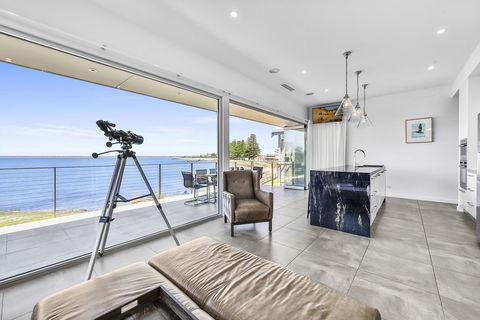 Aloha Waterfront Properties - Accommodation Melbourne 8