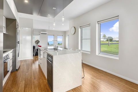 Aloha Waterfront Properties - Accommodation Melbourne 6