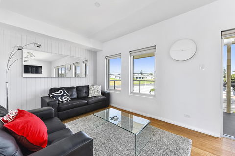 Aloha Waterfront Properties - Accommodation Melbourne 17