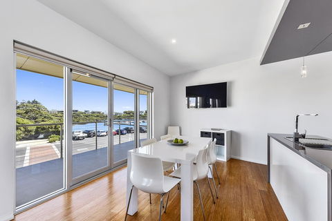 Aloha Waterfront Properties - Accommodation Melbourne 20