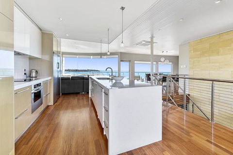 Aloha Waterfront Properties - Accommodation Melbourne 5