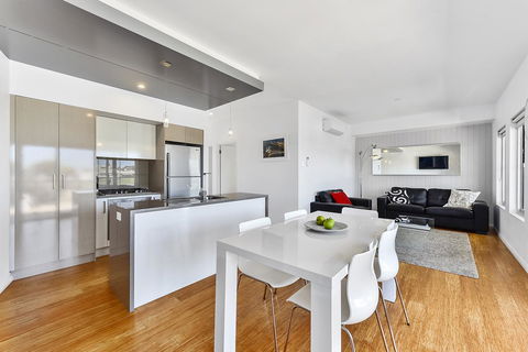 Aloha Waterfront Properties - Accommodation Melbourne 18