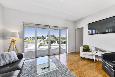 Aloha Waterfront Properties - Accommodation Melbourne 29