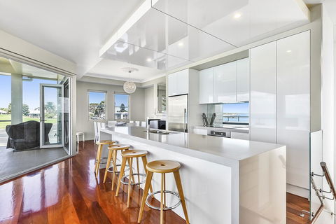 Aloha Waterfront Properties - Accommodation Melbourne 7