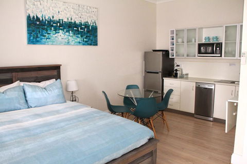Smugglers Inn Studio Apartments - Melbourne 4u 4