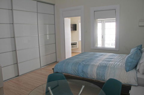 Smugglers Inn Studio Apartments - Melbourne 4u 6