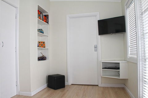 Smugglers Inn Studio Apartments - Melbourne 4u 7