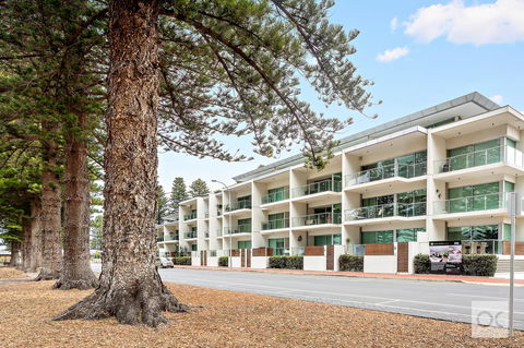 Breeze Beachfront Apartment - Melbourne 4u 0