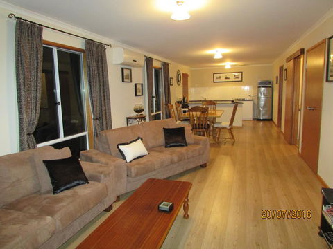 Lazy Days Cottage - Victor Harbor - Melbourne 4u 17